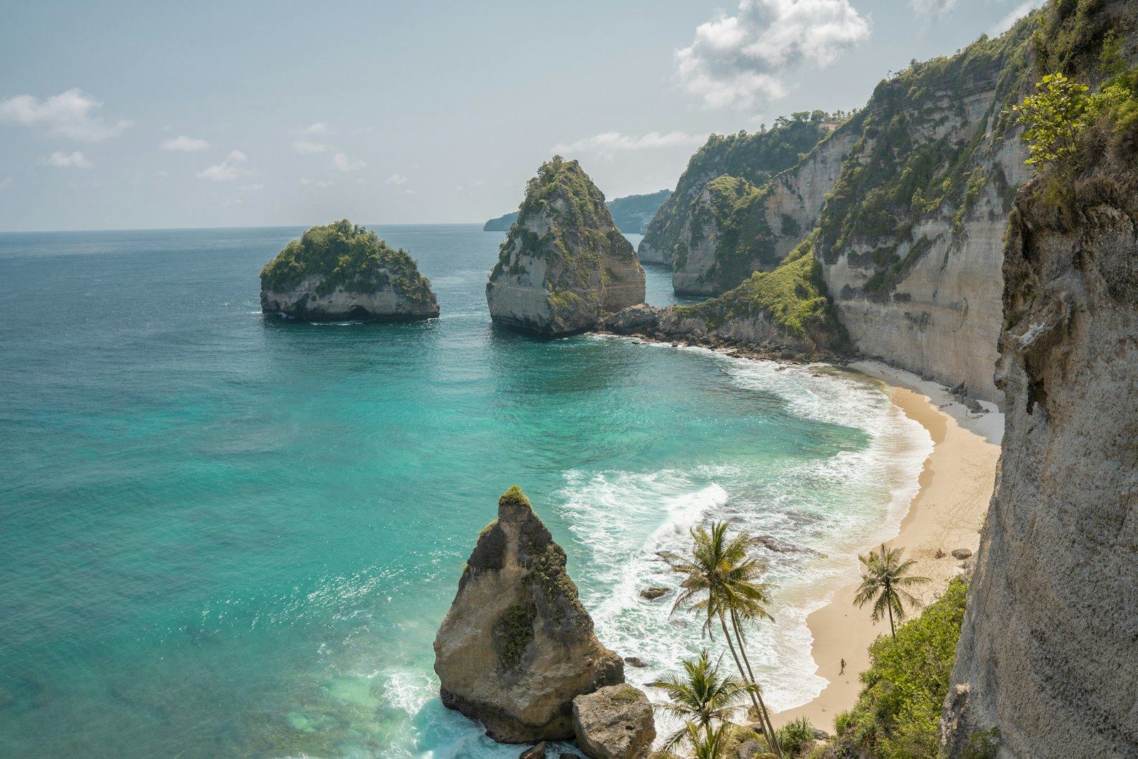 Pantai Atuh dengan tebing karang di Nusa Penida, Bali