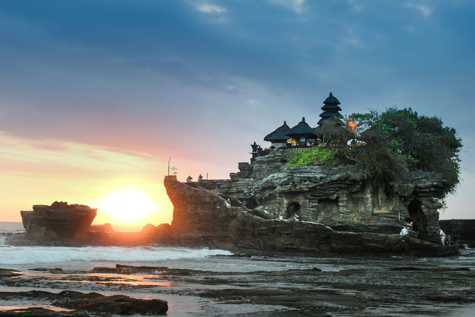 Pura Tanah Lot di Tabanan, Bali, saat senja