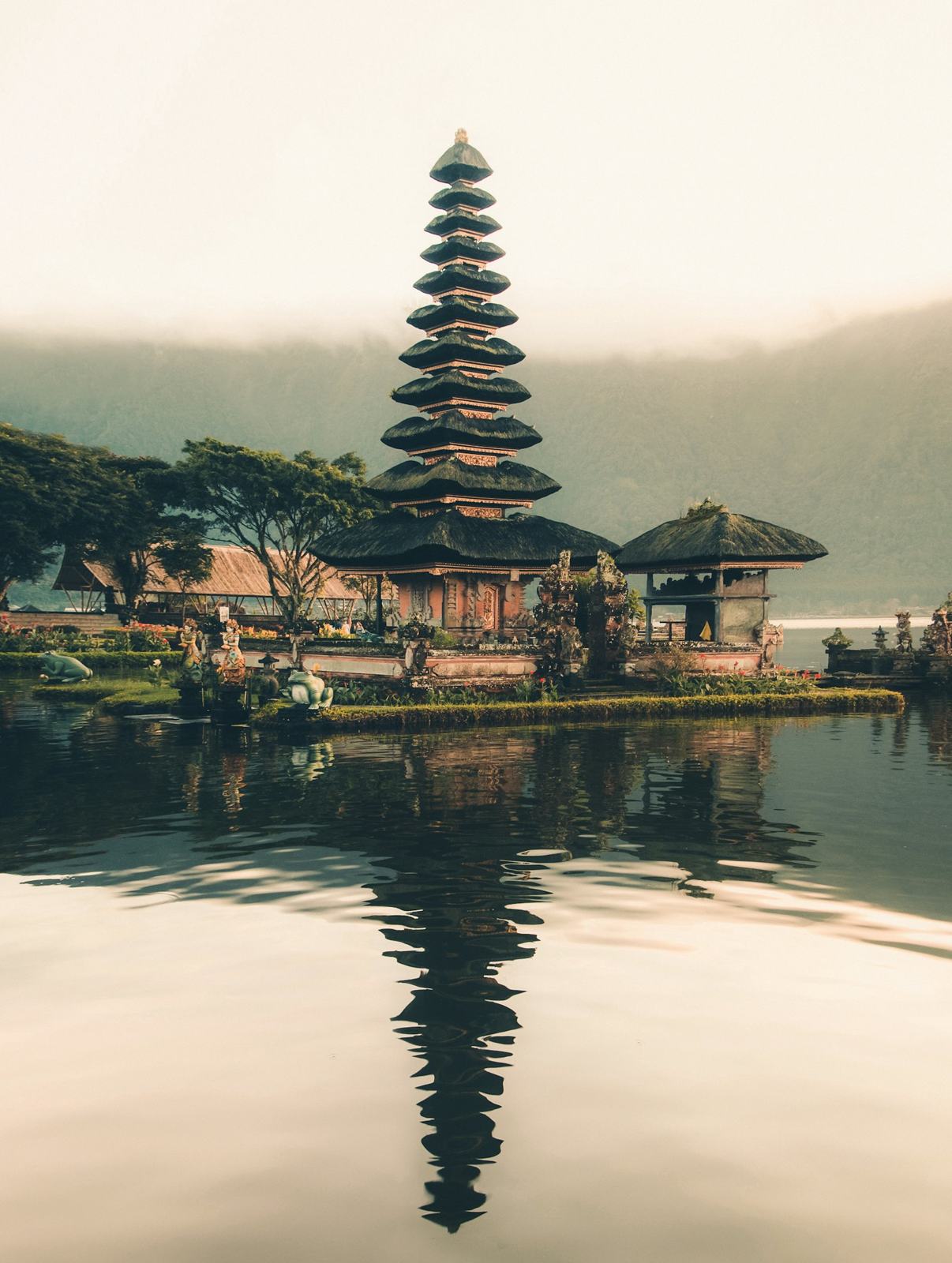 Pura Ulun Danu Beratan di Bedugul, Bali, berkabut pagi