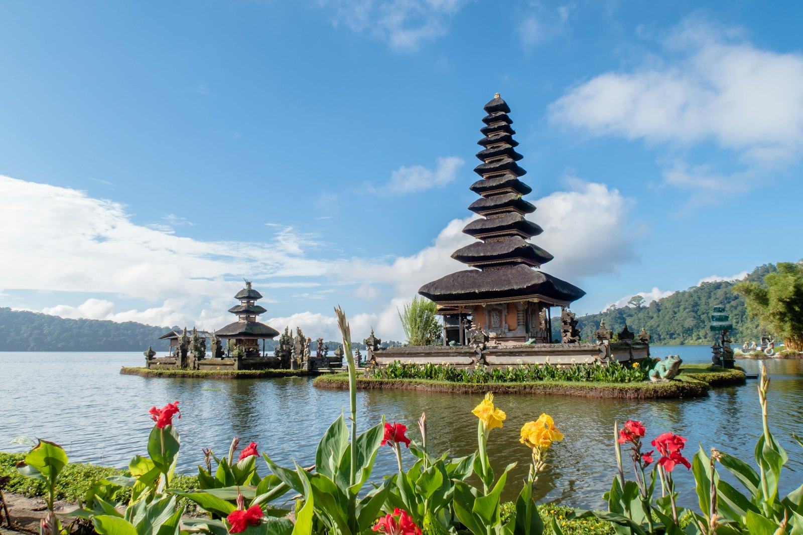 Pura Ulun Danu Beratan dengan taman bunga di Bedugul, Bali