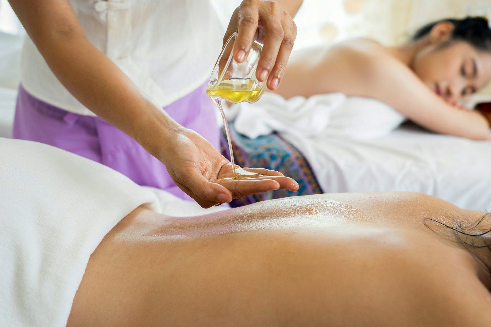 Pijat spa tradisional dengan minyak hangat